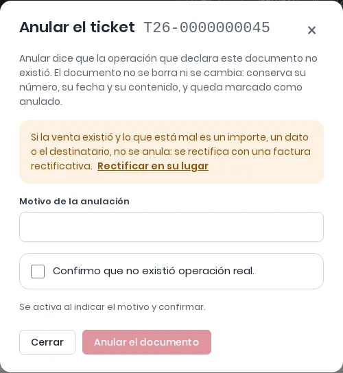 Diálogo Anular el ticket T26-0000000045 con la explicación, el enlace Rectificar en su lugar, el motivo de la anulación, la casilla de confirmación y el botón Anular el documento desactivado