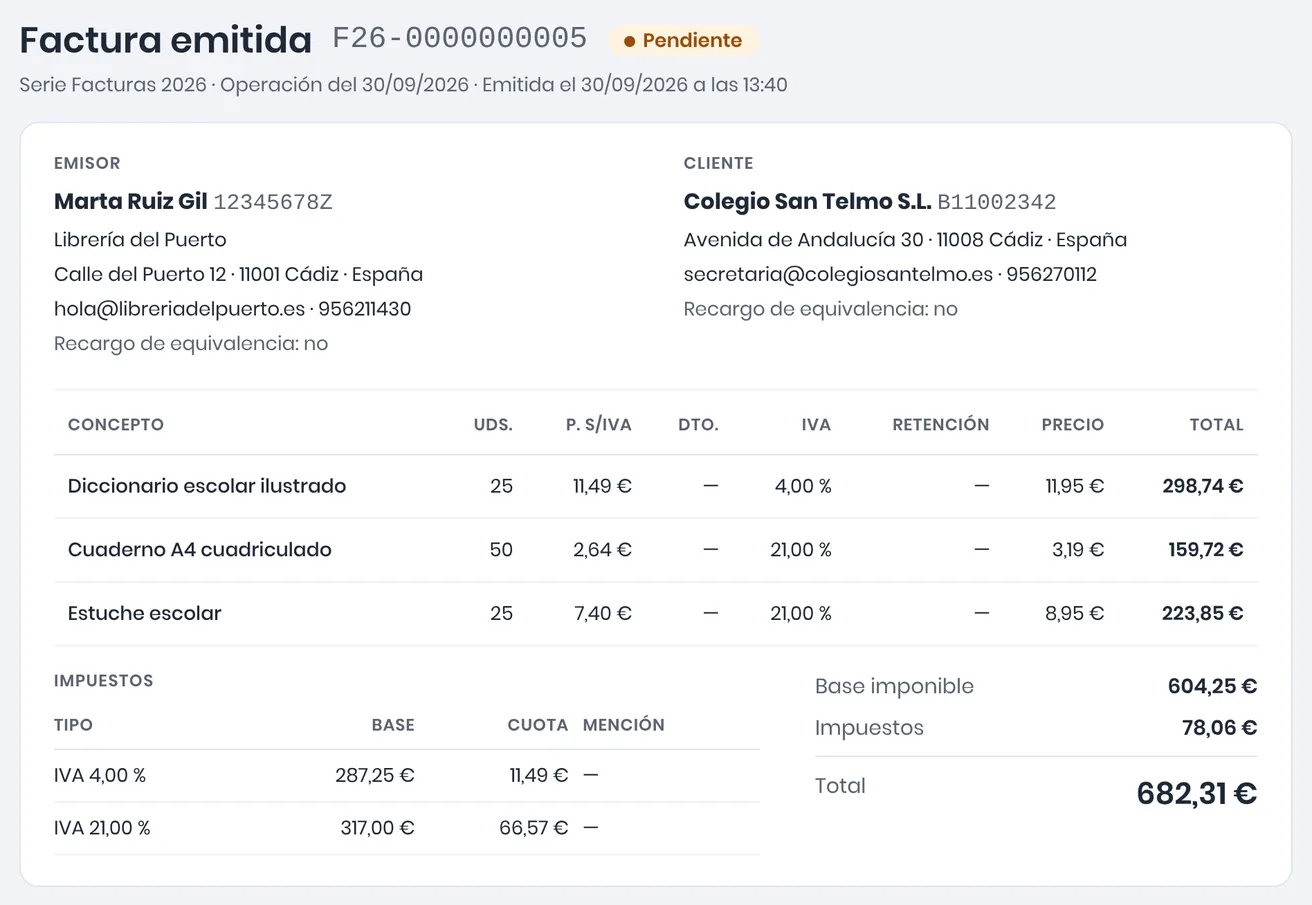 Factura F26-0000000005 para Colegio San Telmo S.L. con libros al 4 % y material escolar al 21 %: el desglose de impuestos separa la base y la cuota de cada tipo
