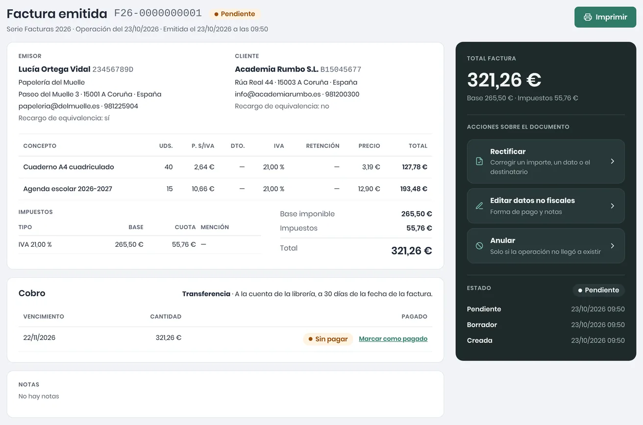 Factura emitida F26-0000000001 de Papelería del Muelle en estado Pendiente: emisor y cliente, líneas al 21 % de IVA, desglose de impuestos, cobro por transferencia y las acciones Rectificar, Editar datos no fiscales y Anular