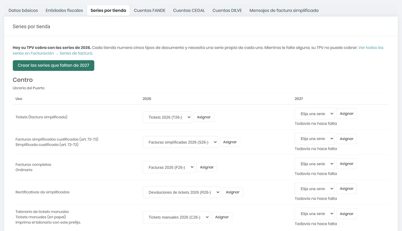 Series por tienda de la tienda Centro: tickets, facturas simplificadas cualificadas, facturas completas, rectificativas de simplificadas y talonario de tickets manuales, con su serie de 2026 y, para 2027, el botón Crear las series que faltan y el aviso Todavía no hace falta